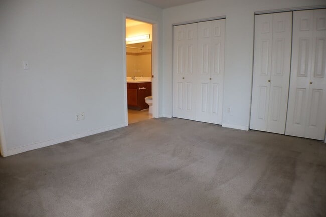 Building Photo - Charming Ground-Level Condo with Scenic Vi...