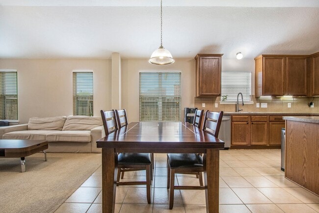 Building Photo - Gorgeous 3BR/2.5 Bath Single Family Home i...