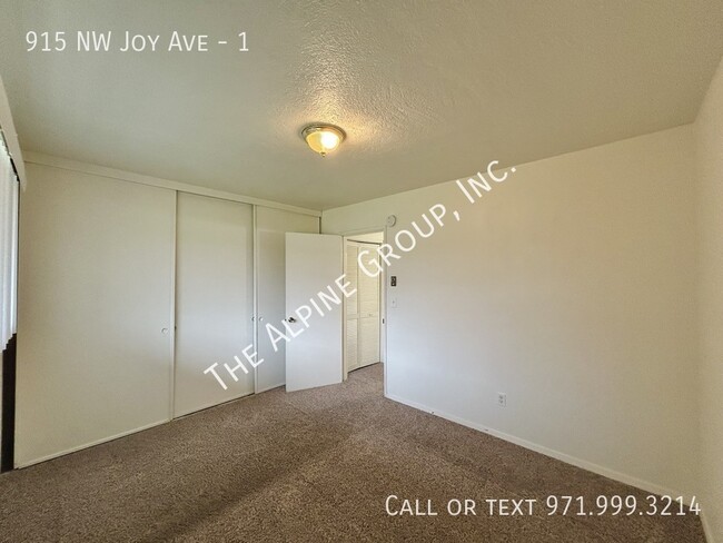 Building Photo - Single Level, 2 Bedroom by Cornell/NW Murr...