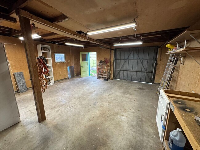 Building Photo - Charming Short Term Rental - 1-6 Month Lease
