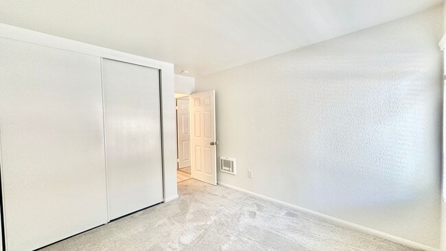 Building Photo - Light, Bright, and Lovely Ground Level Con...