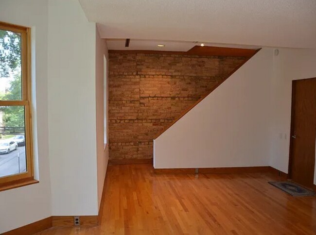 Building Photo - Charming Vintage Second Floor Duplex with In-Unit Laundry in Heart of Oak Park