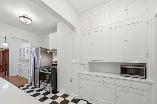 Building Photo - Light Filled Condo in Noe Valley+ Parking Included+ Laundry In unit - Please Contact for Showing ...