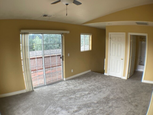 Building Photo - Townhouse in University heights COMING SOON!