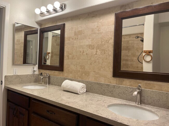 Building Photo - Remodeled, first floor 1428 sq ft, 2 bed+ ...
