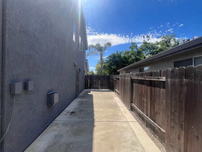 Building Photo - Bright & Spacious Woodland Home with Functional Layout 3 bed/2.5 bath