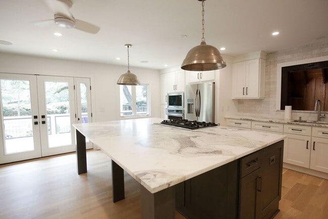 Building Photo - Available 6/15. Stunning, Fully-Rennovated...