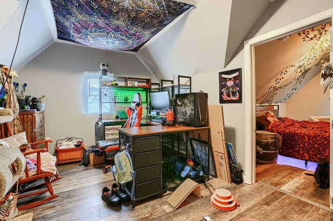 Building Photo - 304 Collins Ave