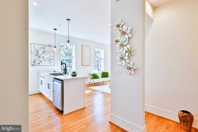 Primary Photo - 221 S Alfred St