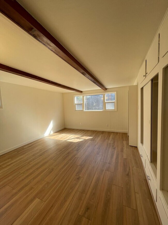 Building Photo - 489 Manzanita Dr