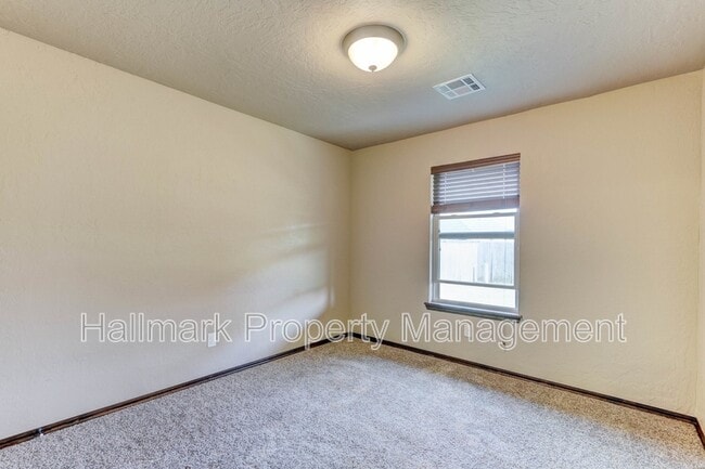 Building Photo - 920 SW 13th St