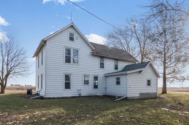 Building Photo - UNIQUE ACREAGE!!  4 Bedroom, 2 Bathroom House in Ames
