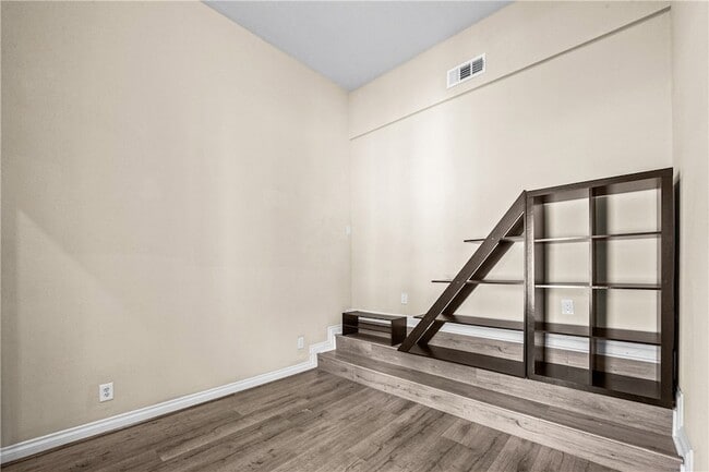 Building Photo - 542 N Waverly St