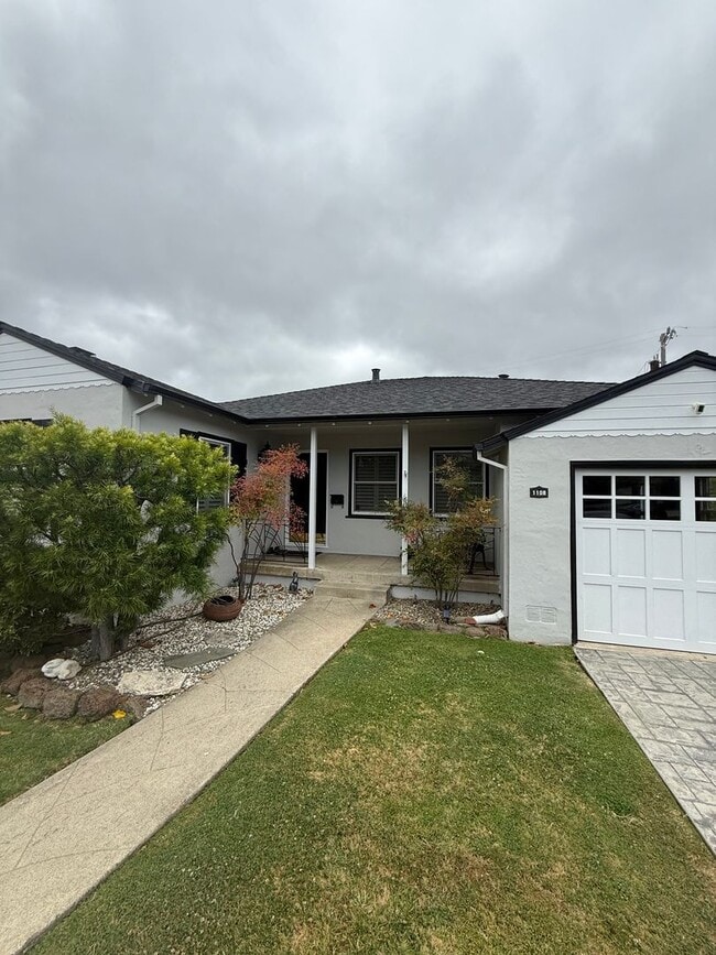 Building Photo - Burlingame Charming 2 Br 2ba Home   Open Saturday 12-1pm