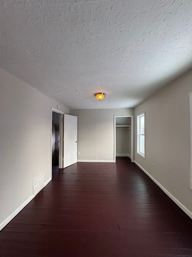 Building Photo - Three bedroom one bathroom home for rent