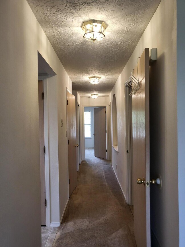 Building Photo - 827 Country Club Dr SE