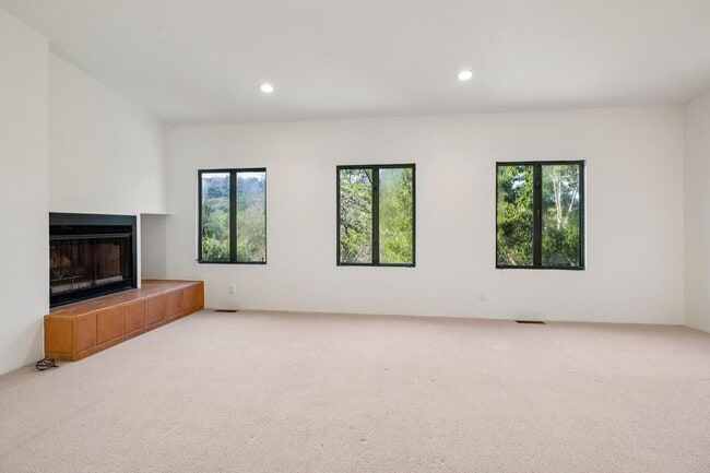 Building Photo - Charming 4BR Home Available in Private Portola Valley Cul de Sac