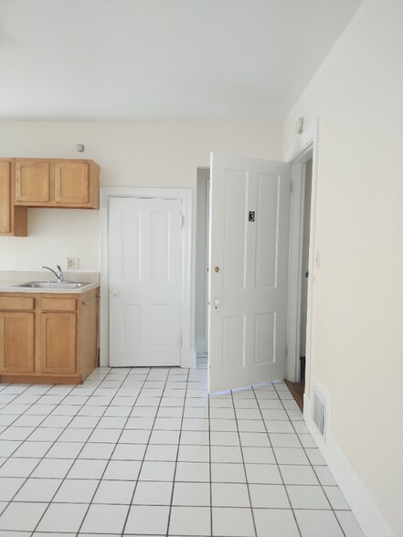 Building Photo - 3521 Clifton Ave