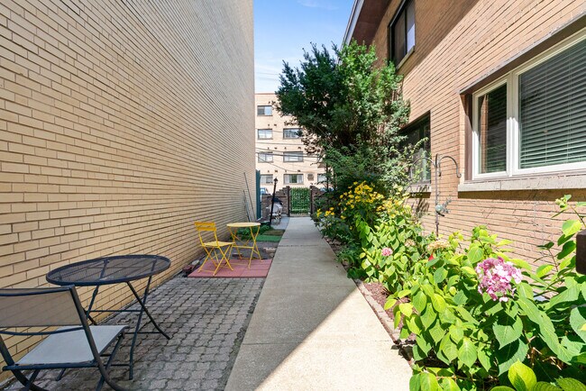 Building Photo - 428 W Wellington Ave