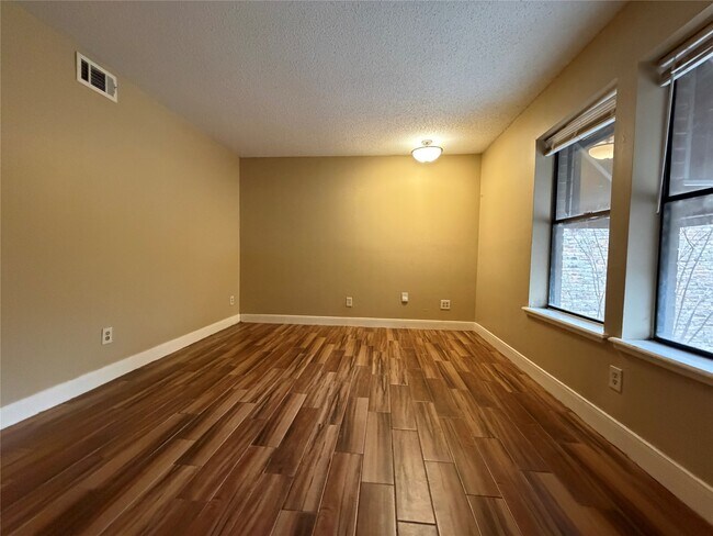 Building Photo - 1901 Brun St