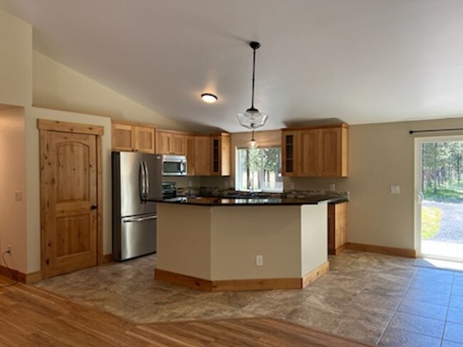 Building Photo - Custom Home Close to Big Deschutes