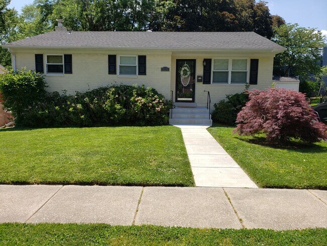 Primary Photo - Stunning Rambler-Fantastic Location