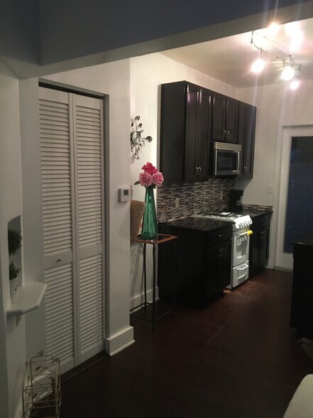 Building Photo - 935 10th St