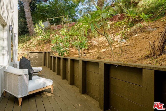 Building Photo - 8896 Lookout Mountain Ave