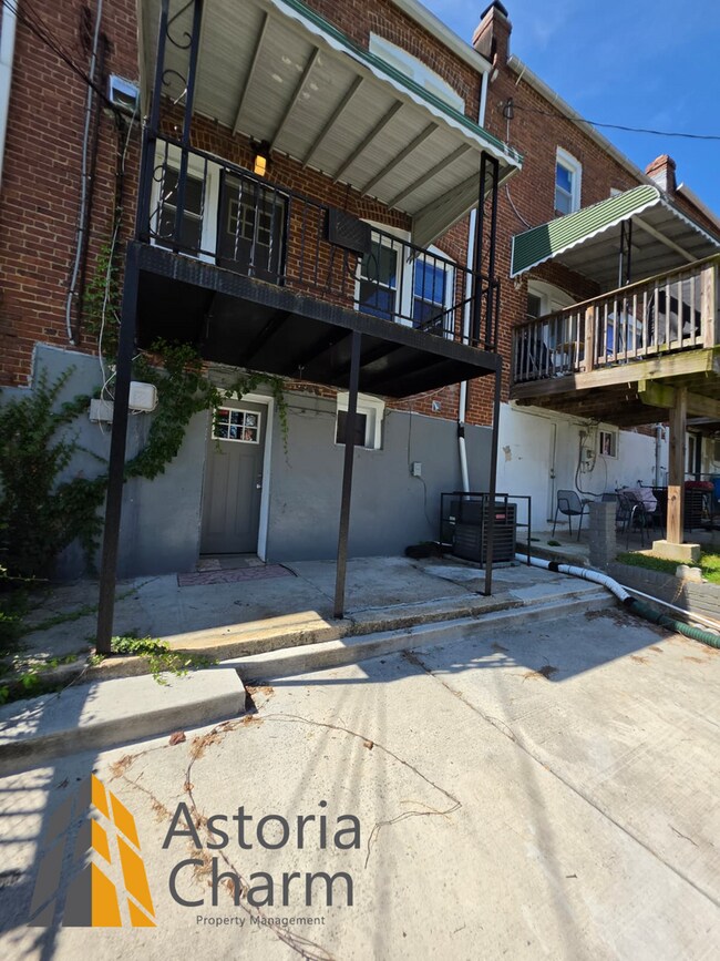 Building Photo - 1015 Lyndhurst St