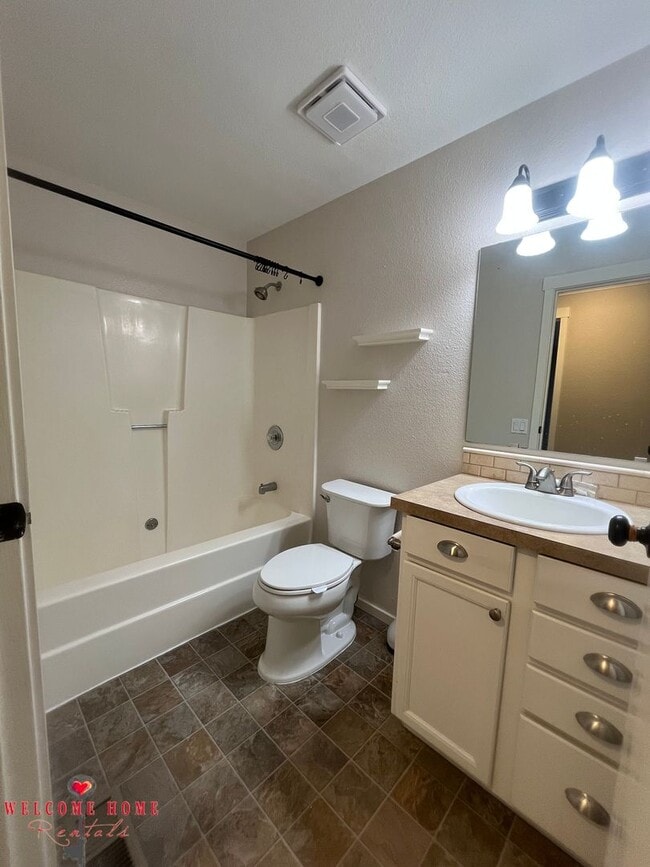 Building Photo - Remodeled rambler, no carpet, with HUGE fenced yard!!