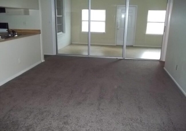 Building Photo - 832 Lucerne Cir