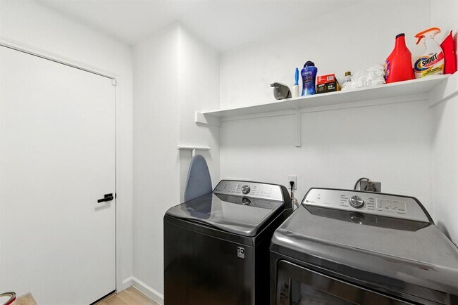 Building Photo - 14510 Oliphant St