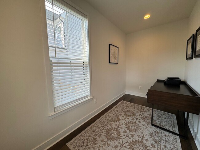 Building Photo - Stylish And Spacious 4 Bed 3.5 Bath Home I...