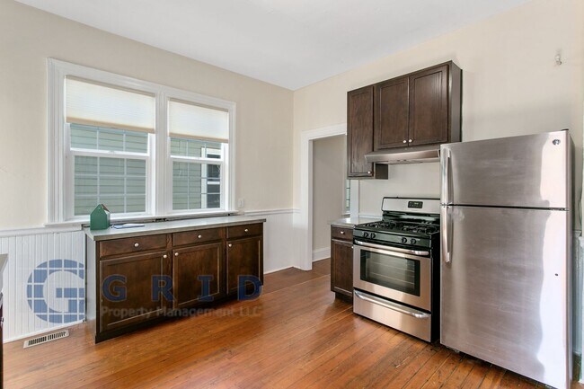 Building Photo - Gorgeous 2 Bedroom Victorian Home!