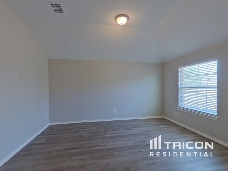 Building Photo - 617 Chickadee Dr