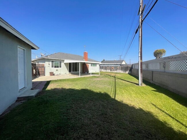 Building Photo - BEAUTIFULLY UPDATED 3 BEDROOM 2 BATH HOME ...
