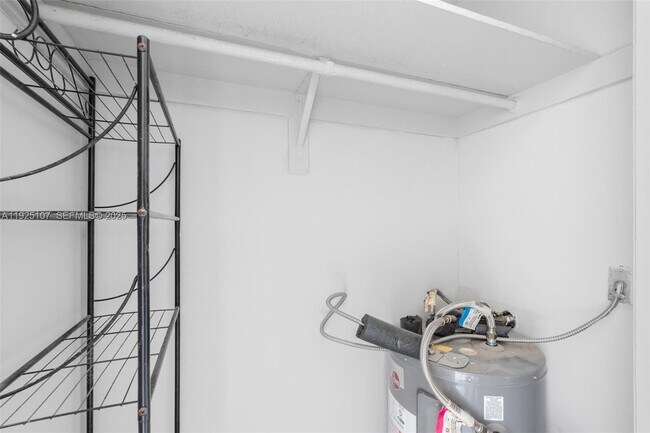 Building Photo - 4021 N Andrews Ave