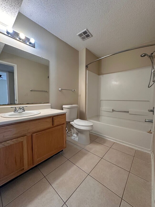 Building Photo - Spacious 1B/1B Unfurnished Condo near Beach in the Heart of Destin!