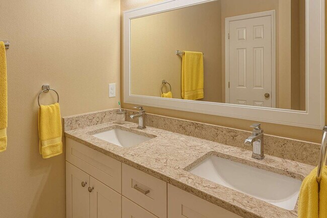 Building Photo - Stunning 3 Bedroom Townhome in Cambridge at Oakleaf Plantation