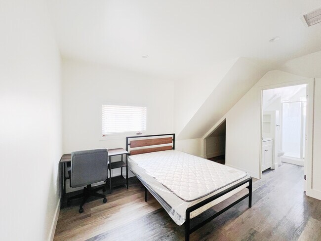 Building Photo - 1301 W 22nd St