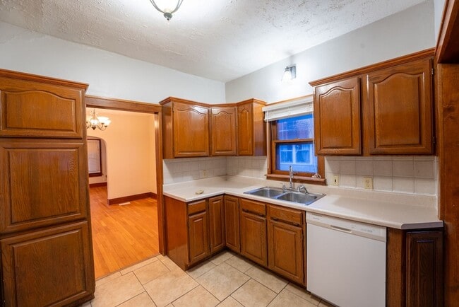 Building Photo - Move In Ready Home by Wesley Hospital!