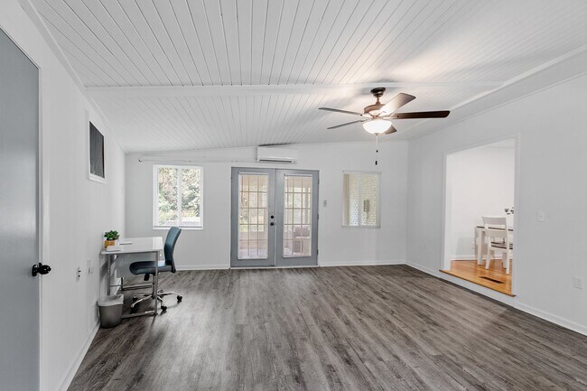 Building Photo - 3 bedroom 2 bath house 1-car garage walk to TMH!! Available in MAY!