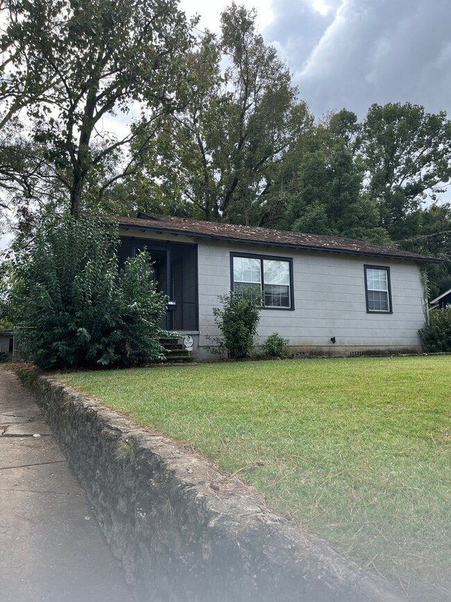 Building Photo - 2 bed 1 bath house- Walk to stadium! Available Mid-May!