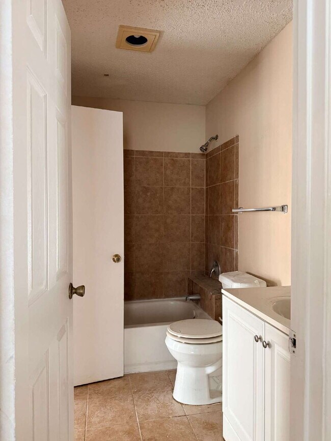 Building Photo - Two Bed/ Two Bath Duplex Home, Close to Ft. Sam Houston