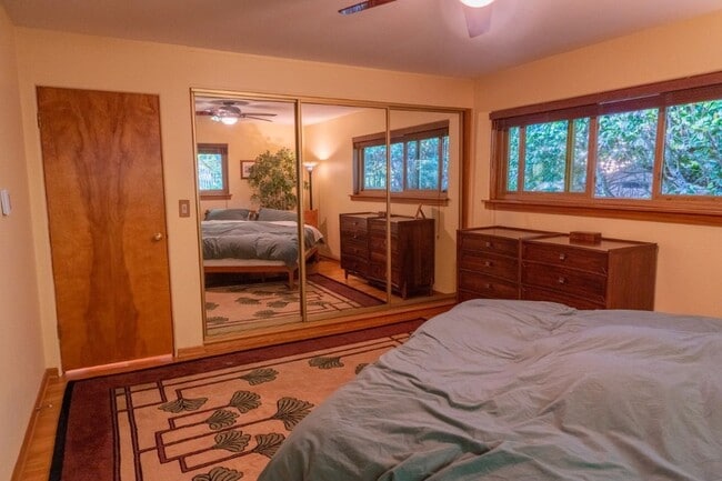 Building Photo - 3bd/1.5ba Burien House