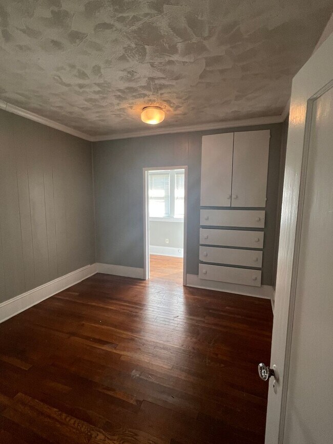 Building Photo - Classic Brick bungalow in the Heart of Bristol Virginia. Property has been freshly painted and is...