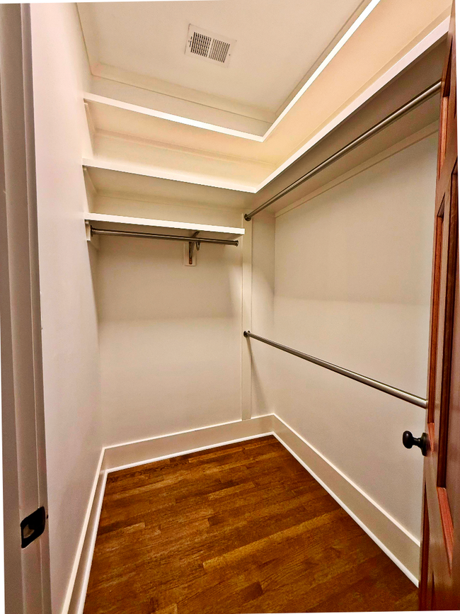 Building Photo - Beautifully Updated Historic Home in Midto...