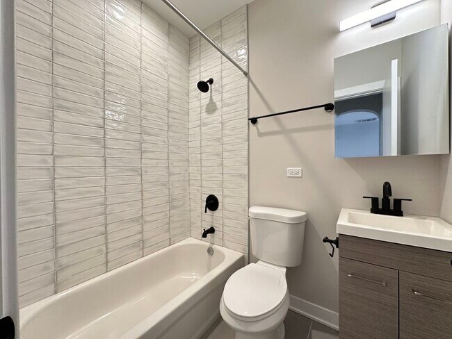 Building Photo - 659 W Wrightwood Ave