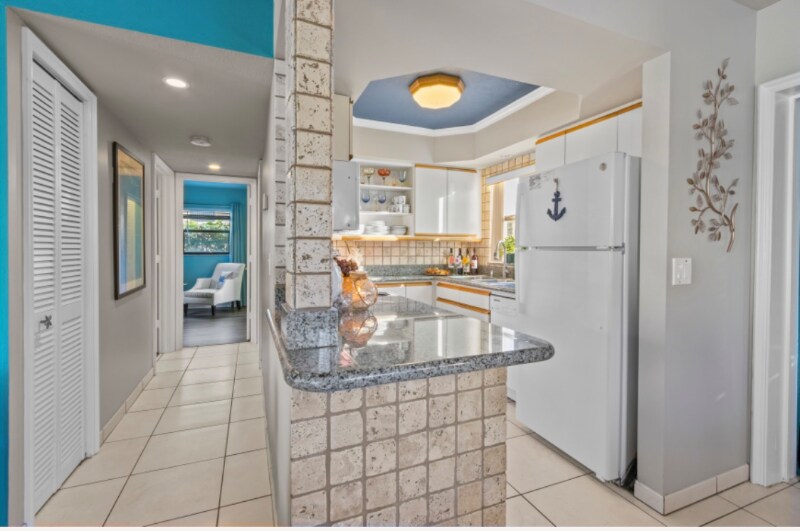 Building Photo - 715 S Ocean Dr