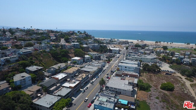 Building Photo - 410 Pershing Dr